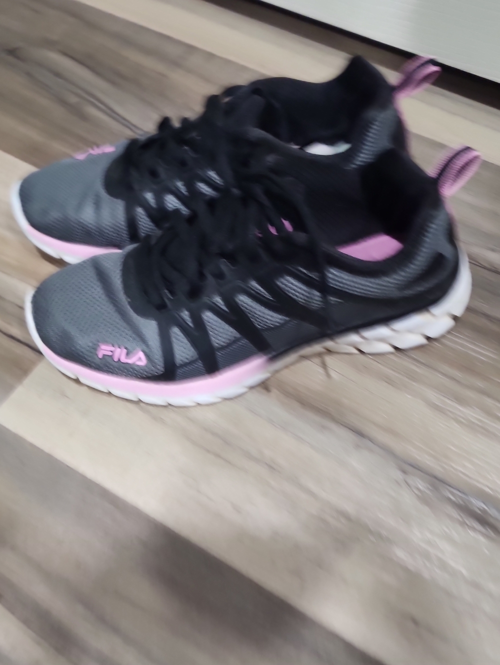 FILA Women's Gray and Pink Low-Top Athletic Trainers